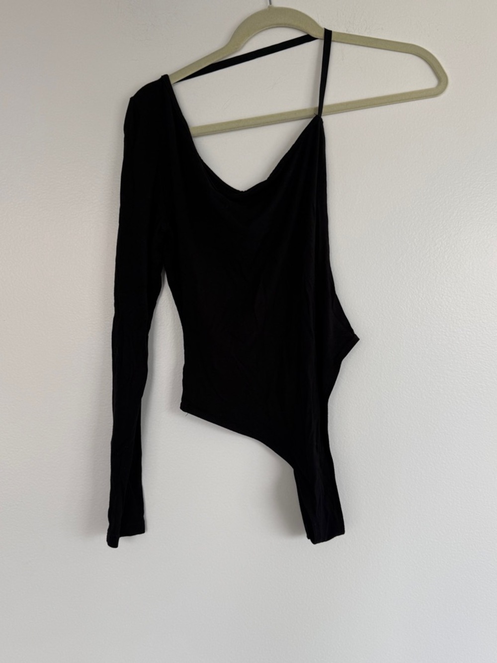 Wdirara One Shoulder Cutout Long Sleeve Elegant Black Asymmetrical Bodysuit, XS
